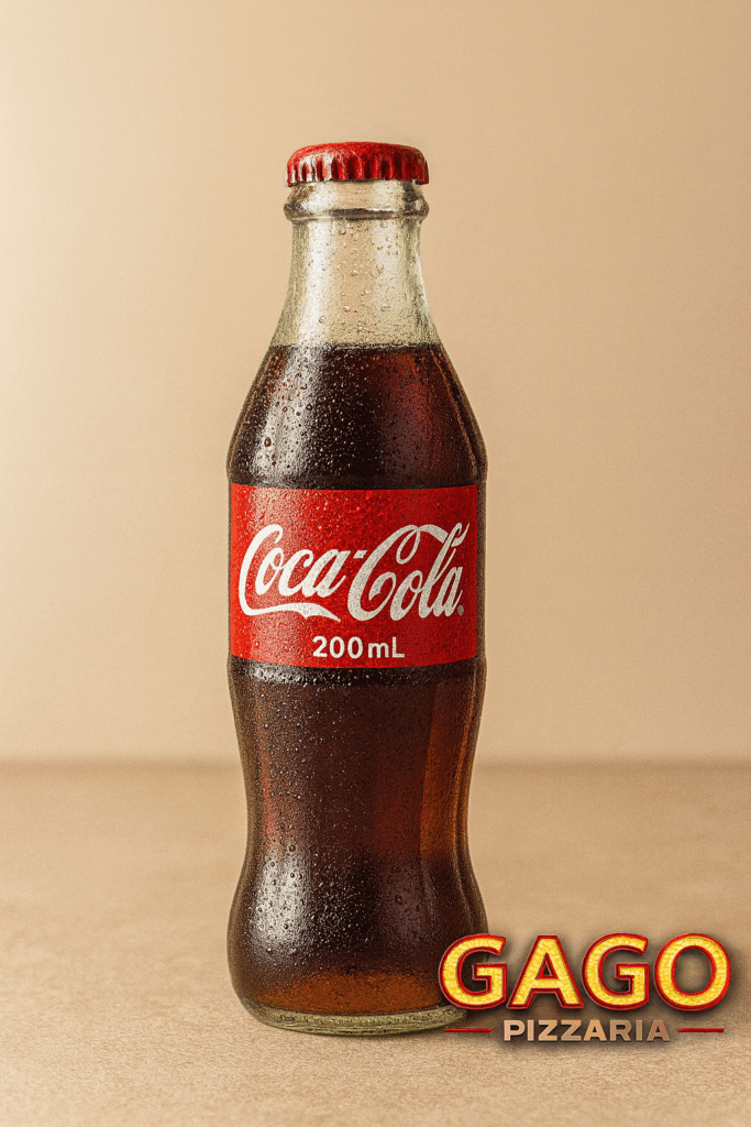 Garrafa de Coca-Cola 200ml sobre mesa rústica, servida gelada como acompanhamento de pizza.