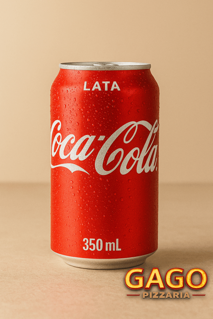Lata de Coca-Cola 350ml gelada sobre superfície de madeira, ideal para acompanhar pizzas artesanais.
