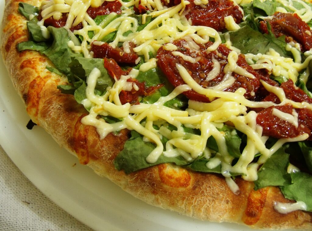 PIZZA VEGETARIAN Escarola, palmito, ervilha, tomate seco e mussarela